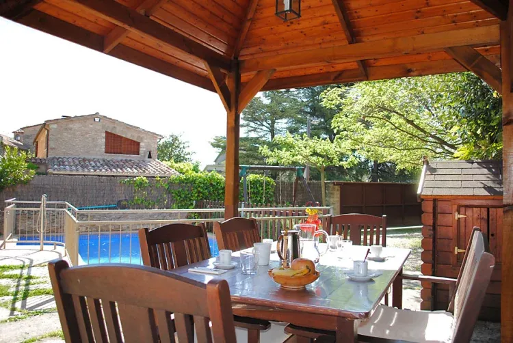 Imagen de Área de la barbacoa con un porche de madera ideal para comidas al exterior