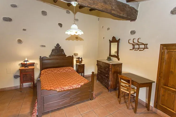 Imagen de HABITACIÓN LA SUREDAHabitación doble que mantiene la calidez y la estructura original de la casa. Desde la Sureda hay una vista directo a la montaña de Puigcastellar y en todo el paisaje y vegetación autóctonos de la zona.