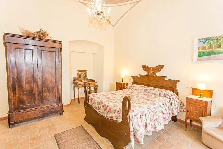 Imagen de HABITACIÓN LA PANNAHabitación triple con cama supletoria con alcoba y que mantiene la estructura original de la época. Es una de las habitaciones con más carga histórica de la casa ya que la reina Isabel II se alojó en una ocasión. Tiene salida directa a la terraza.