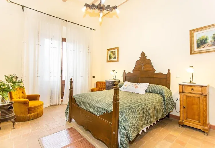 Imagen de HABITACIÓN EL TAPERHabitación triple con alcoba con cama supletoria y con una decoración que mantiene la esencia del territorio y la historia de la casa. La habitación tiene acceso directo a la salida de la casa desde donde se puede disfrutar del canto de los pájaros, de una buena lectura y de un buen desayuno.