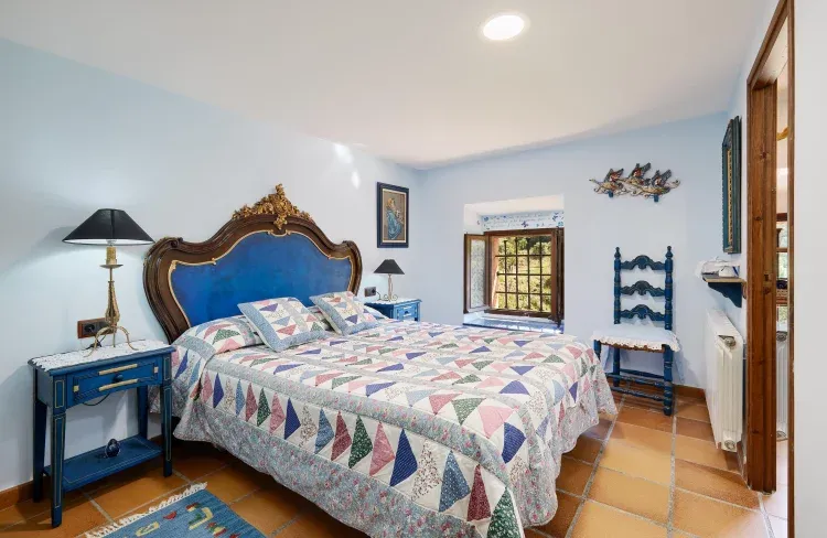 Imagen de Llit amb capçal pintat
