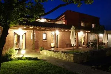 Imagen de Exterior casa rural de noche