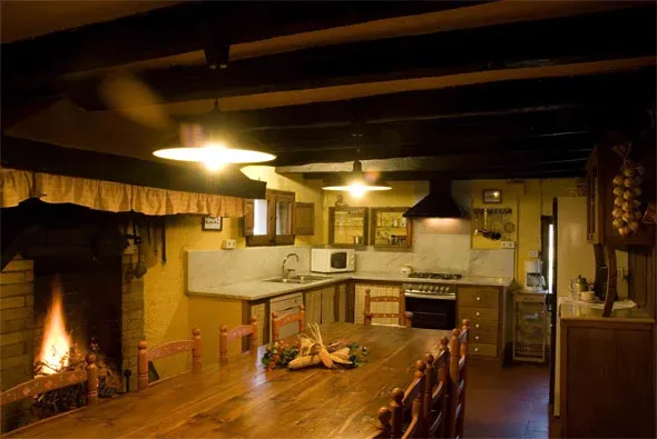 Imagen de Cocina-comedor con chimenea