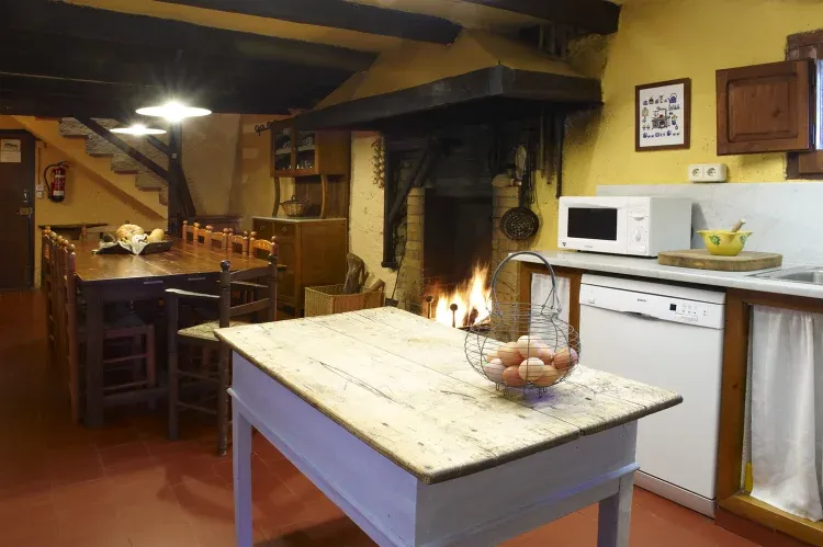Imagen de cocina comedor con chimenea 