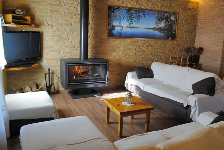 Imagen de Sala de estar con chimenea, TV y DVD