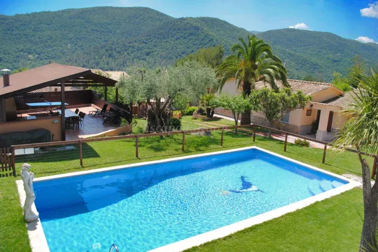 Imagen de Piscina privada, porche, jardín con magníficas vistas en la montaña.