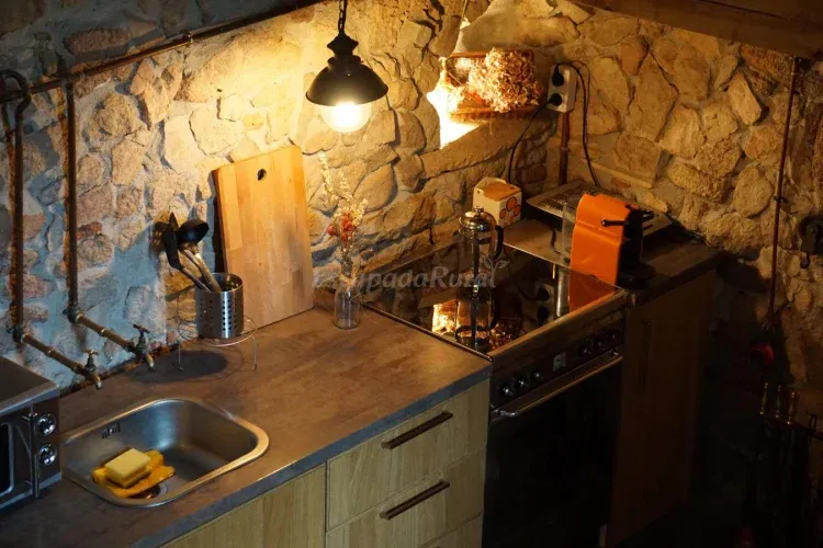 Imagen de La cocina con chimenea.