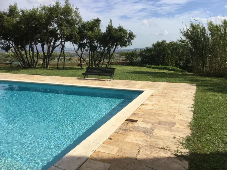 Imagen de Piscina. Suelo de mármol travertino