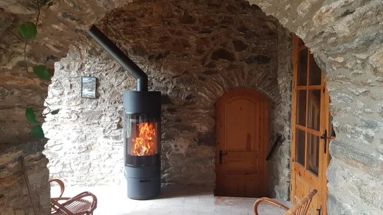 Imagen de La estufa de leña de la sala polivalente.