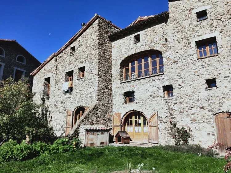 Imagen de Vistas de la fachada desde el jardín.