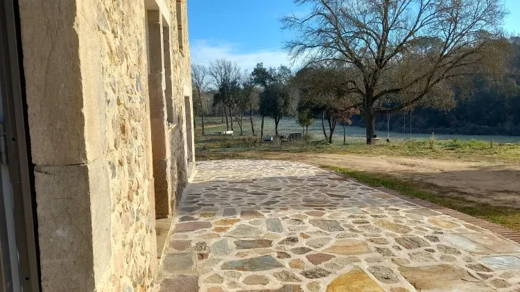 Imagen de Fachada restaurada de piedra, masía catalana catalogada.