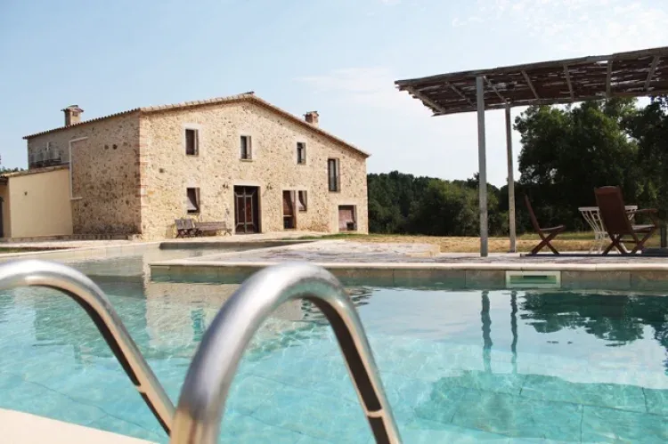 Imagen de Piscina exterior con sombrilla.