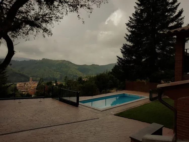 Imagen de El jardín y la piscina: Un espacio agradable, con inmejorables vistas, donde disfrutar de la piscina durante los meses de calor (disponible del 15 de mayo al 30 de septiembre).