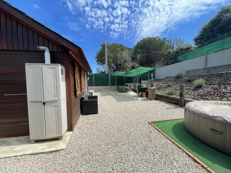 Imagen de zona exterior con barbacoa y jacuzzi