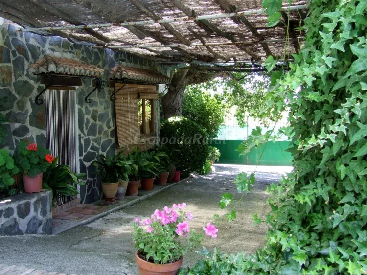 Imagen de Entrada casa Chica. Al fondo portón de acceso desde la calle