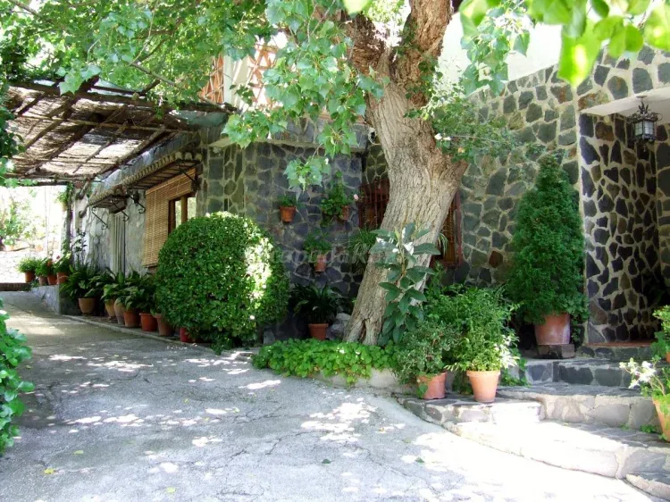 Imagen de Entrada casa Grande (abajo) y Chica (arriba)