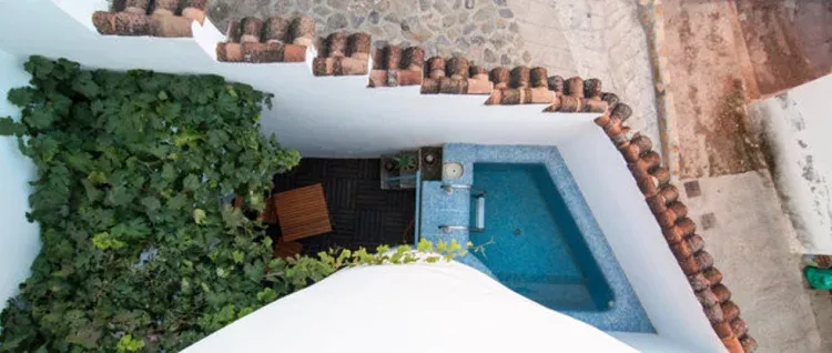 Imagen de La piscina del patio es pequeña, pero ideal para refrescarse