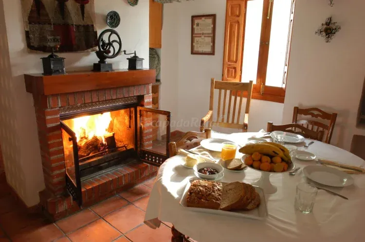 Imagen de comedor junto a la cocina