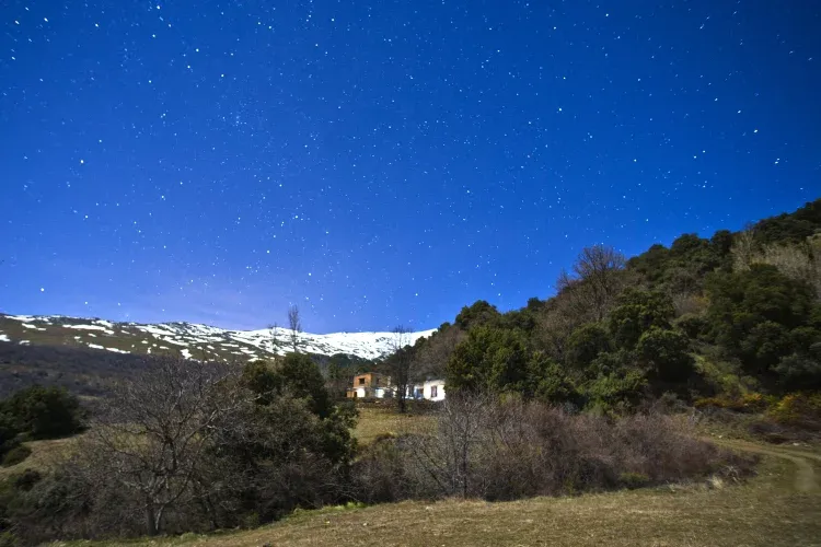 Imagen de Exteriores del cortijo en una noche estrellada