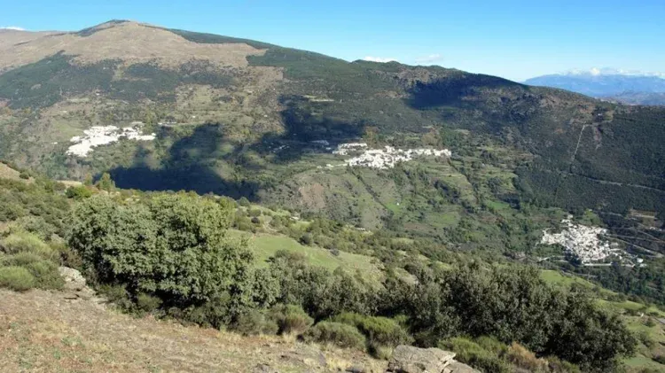 Imagen de Paseo por la acequia del Almihar donde se puede divisar Capileira, Bubión y Pampaneira