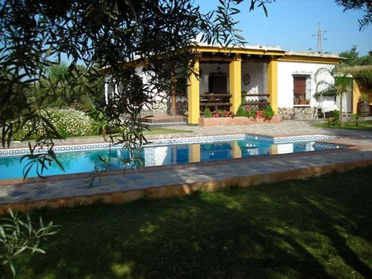 Imagen de Piscina y fachada casa