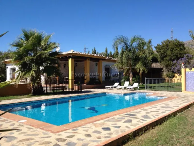Imagen de Vista piscina y jardín