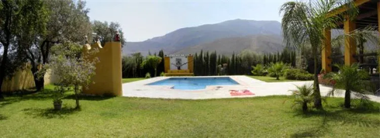 Imagen de Vista piscina y sierra.