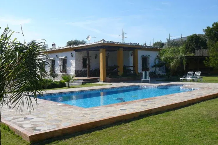 Imagen de Vista piscina y casa