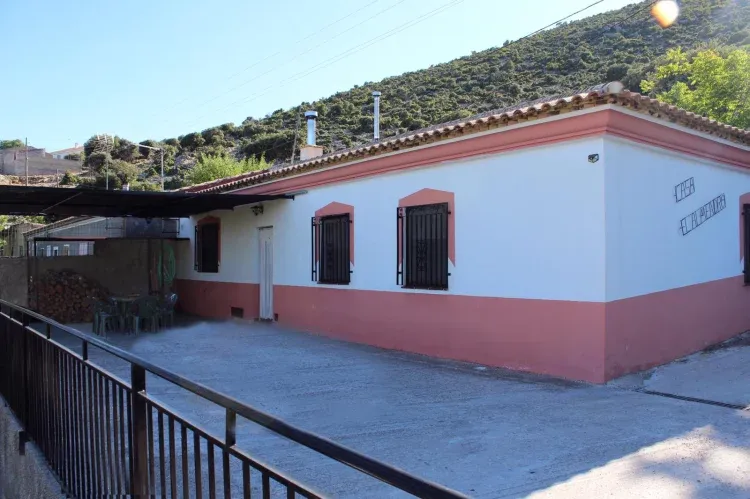 Imagen de Vista de la casa des de la terraza exterior. Ventanas con reja de seguridad y mosquiteras.