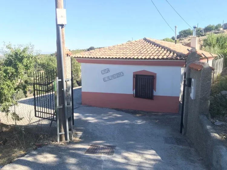 Imagen de Entrada a la finca en la que se puede aparcar dentro.