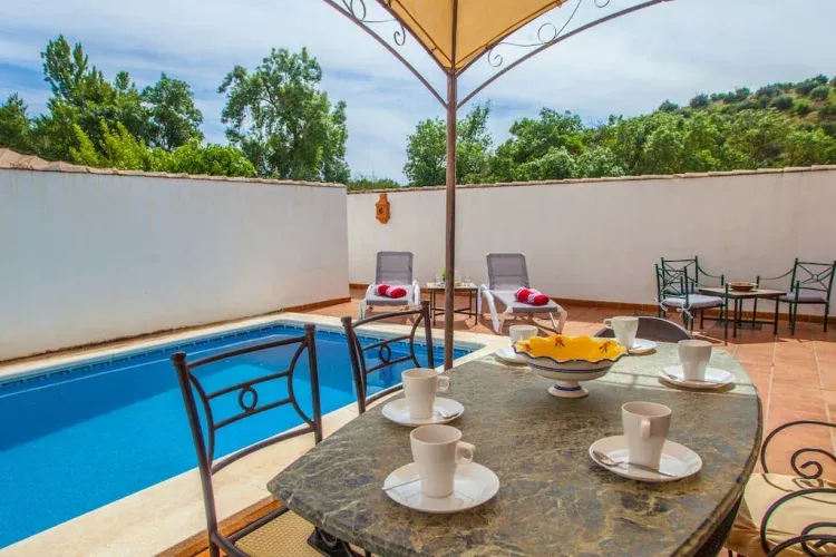 Imagen de Una acogedora casa con su terraza y barabacoa  al pie de la piscina 