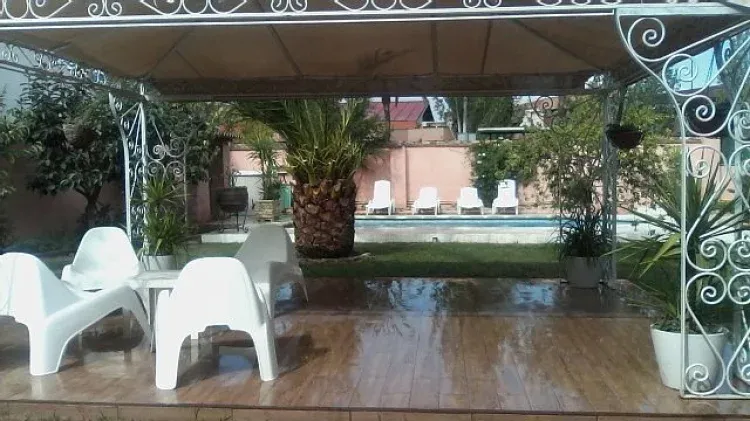 Imagen de pergola en el centro del  jardin