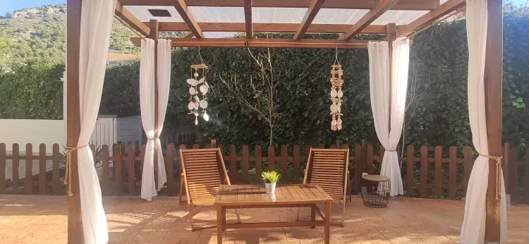 Imagen de Zona patio/jardín con pérgola de madera