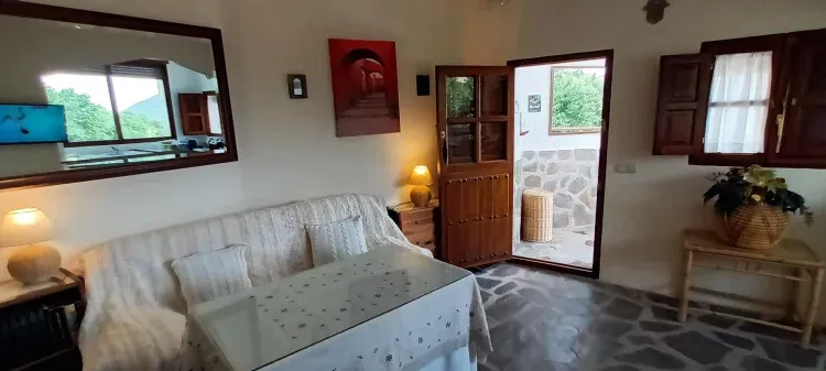 Imagen de Salón, ventana y salida a trerraza.