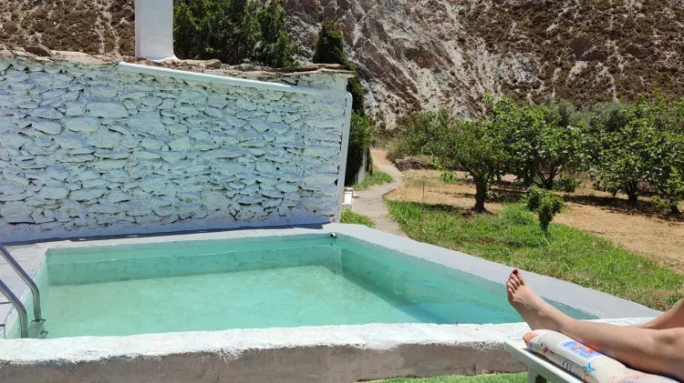 Imagen de Piscina, zona de tumbonas y terraza entrada