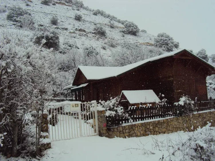 Imagen de La Casa Rural "Los Chorrones" con nieve