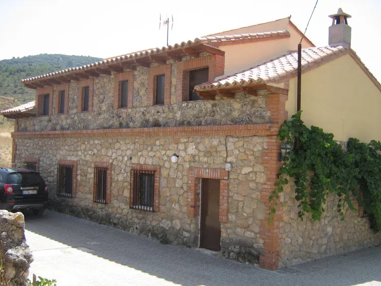 Imagen de Parte trasera de la casa. Parking.