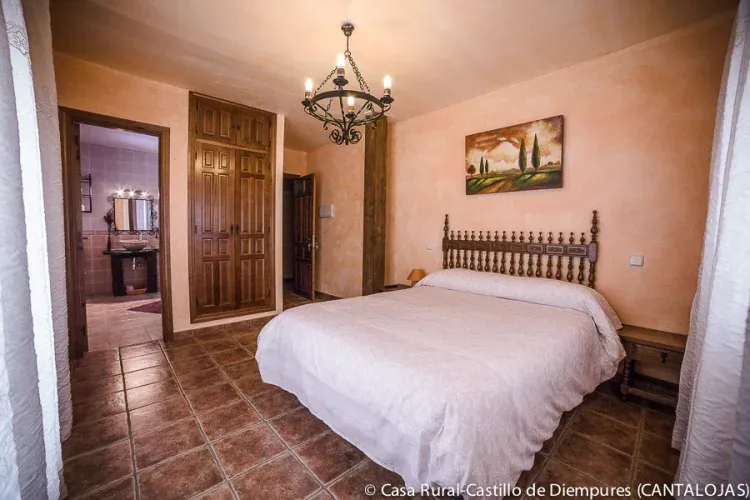 Imagen de Cama de 150x200 en habitación Lillas