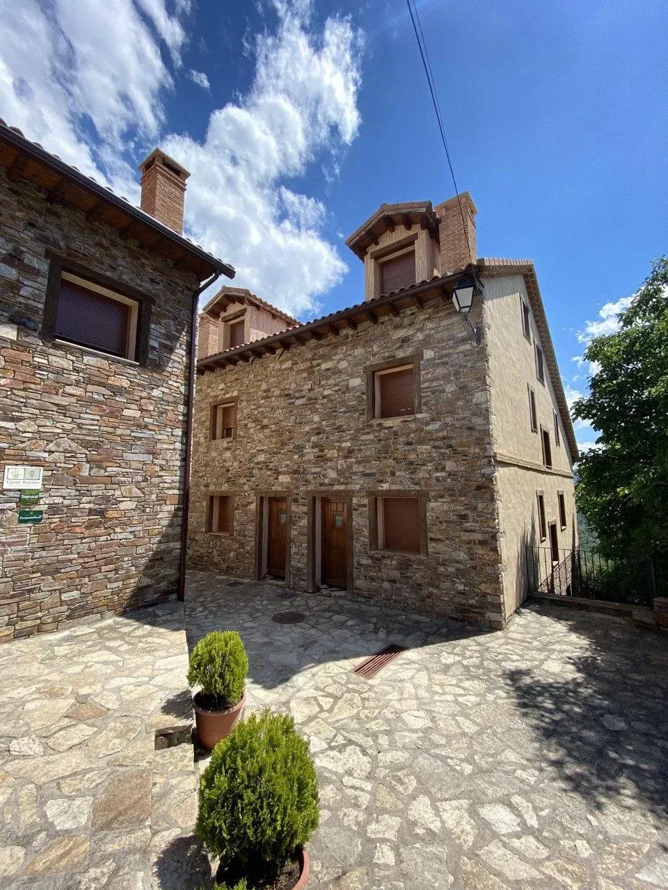 Imagen de Fachada y patio en verano