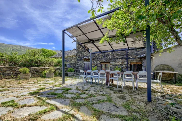 Imagen de Zona exterior en la parte trasera de la Casa, ideal para el encuentro de grupos  familiares
