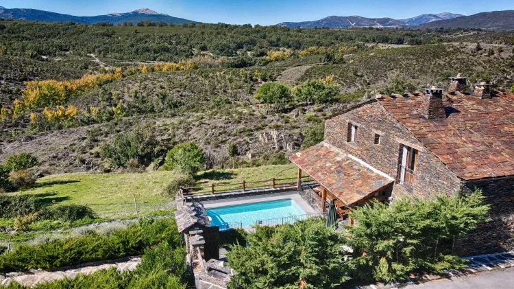 Imagen de Vista lateral de la casa rural el roble hueco