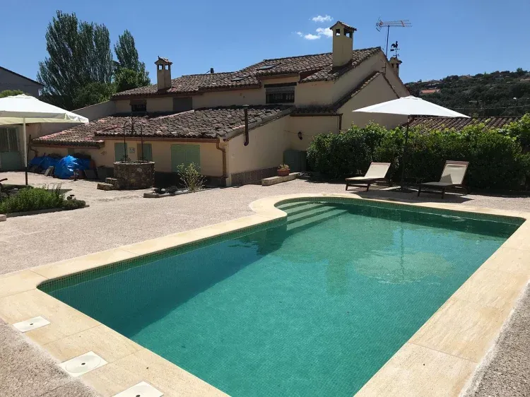 Imagen de Vista trasera de la casa con la piscina en primer plano