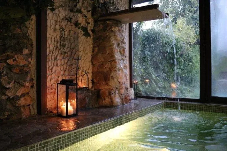 Imagen de Spa con iluminación nocturna