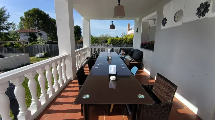 Imagen de Porche al lado de la cocina