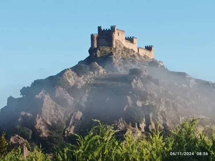 Imagen de Impresionante castillo al alcance de la mano desde la casa.
