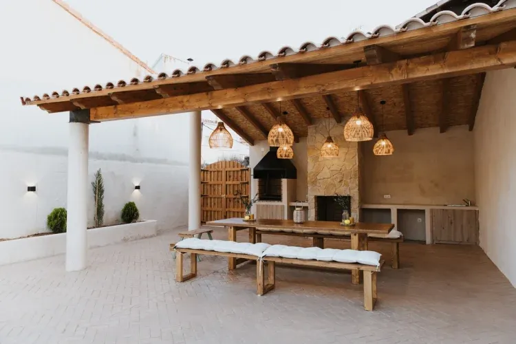 Imagen de Un porche con encanto r&uacute;stico, donde la piedra, la madera y la calma se abrazan
