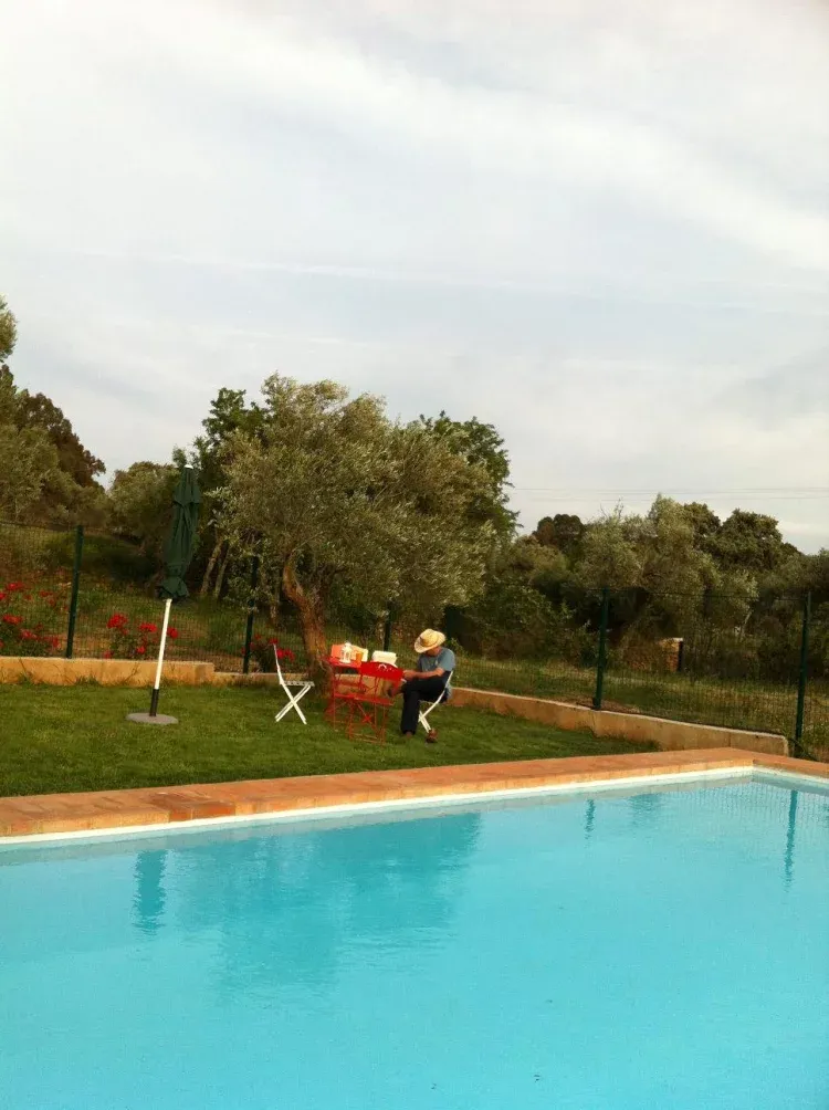 Imagen de La Serrana de Aracena-Casa Rural-Leyendo en la zona de la piscina