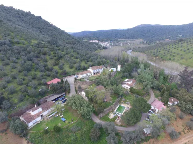 Imagen de vista aérea general de las casas.