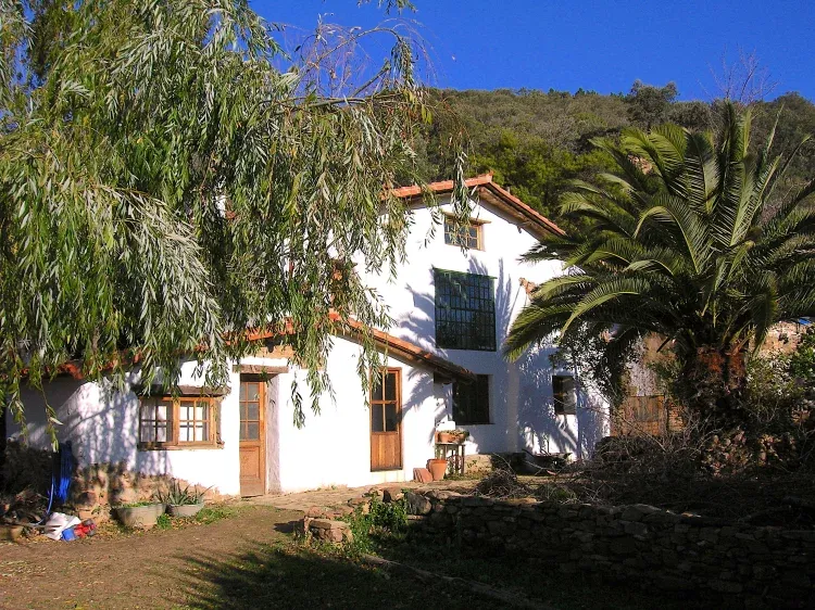 Imagen de Fachada principal y jardín privado