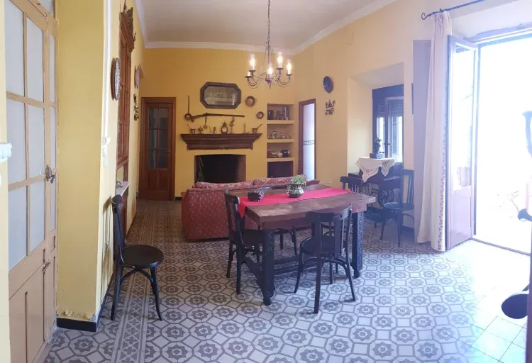 Imagen de Salón con chimenea